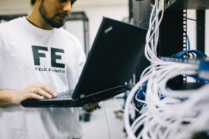 homme qui fait de la maintenance à partir d'un ordinateur
